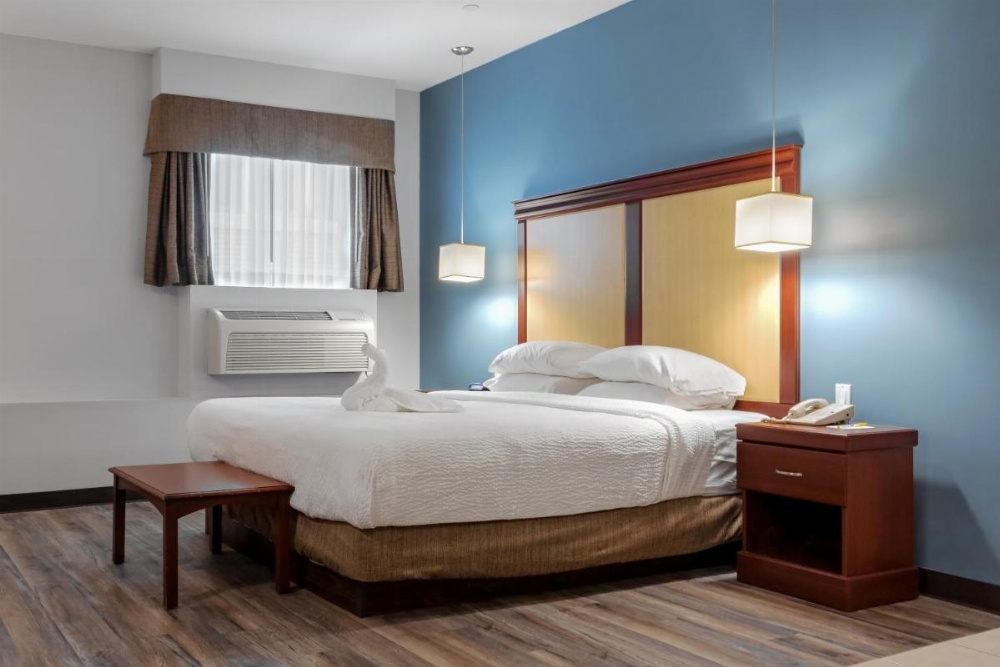 Premier Inn & Suites - Downtown Hamilton Hotel