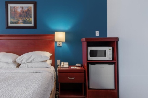 Premier Inn & Suites - Downtown Hamilton Hotel image 6